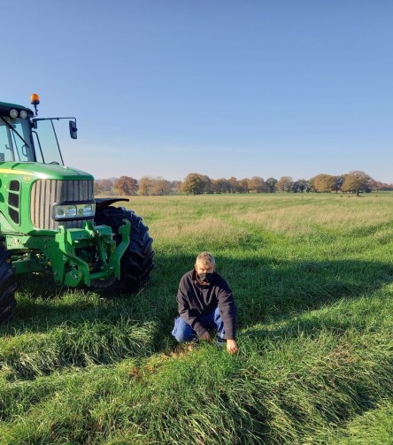 Agriculteur avec son tracteur dans un champs - Groupe Avril