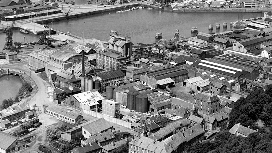 Vieille photo vue d'au-dessus d'une ancienne très grande usine au bord de l'eau - Groupe Avril